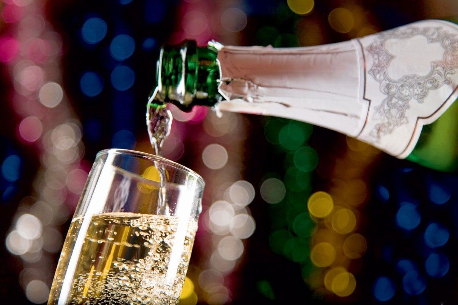 Шампанское открыла слушать. Шампанское в бокале. Шампанское наливают в бокал. Бокалы с шампанским. Шампанское новый год.