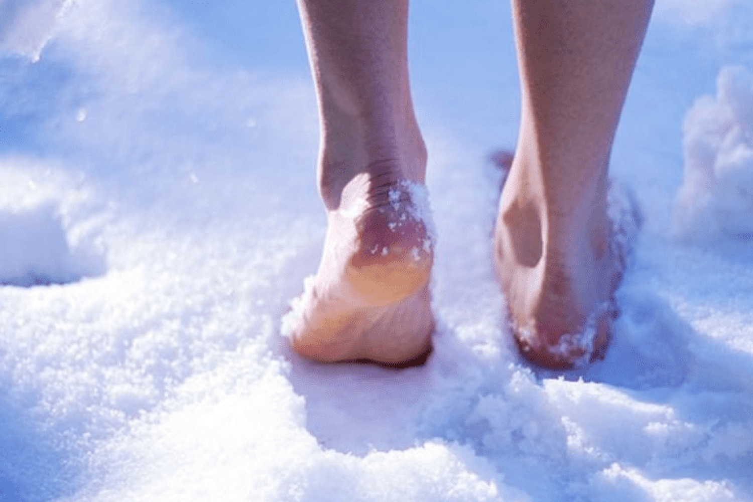 Босиком по снегу. Хождение босиком закаливание. Босиком по снегу. Мальчик босиком зимой. Ходьба по снегу.