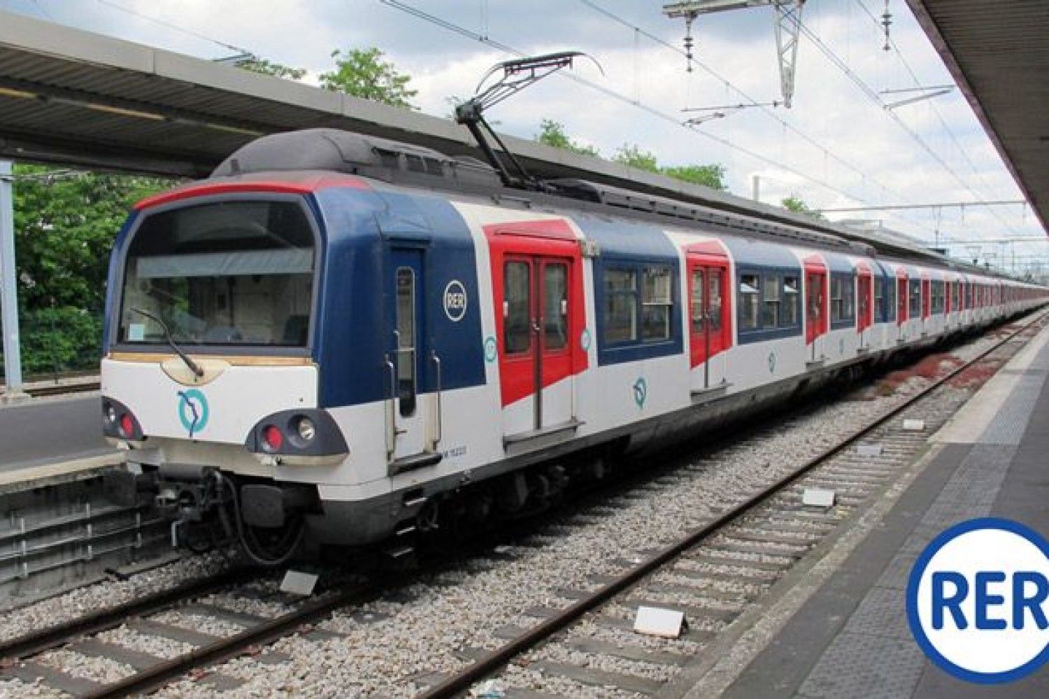 Rer. Электричка RER Париж. Пригородные поезда RER. Поезда RER В Париже. Париж пригородные электрички.