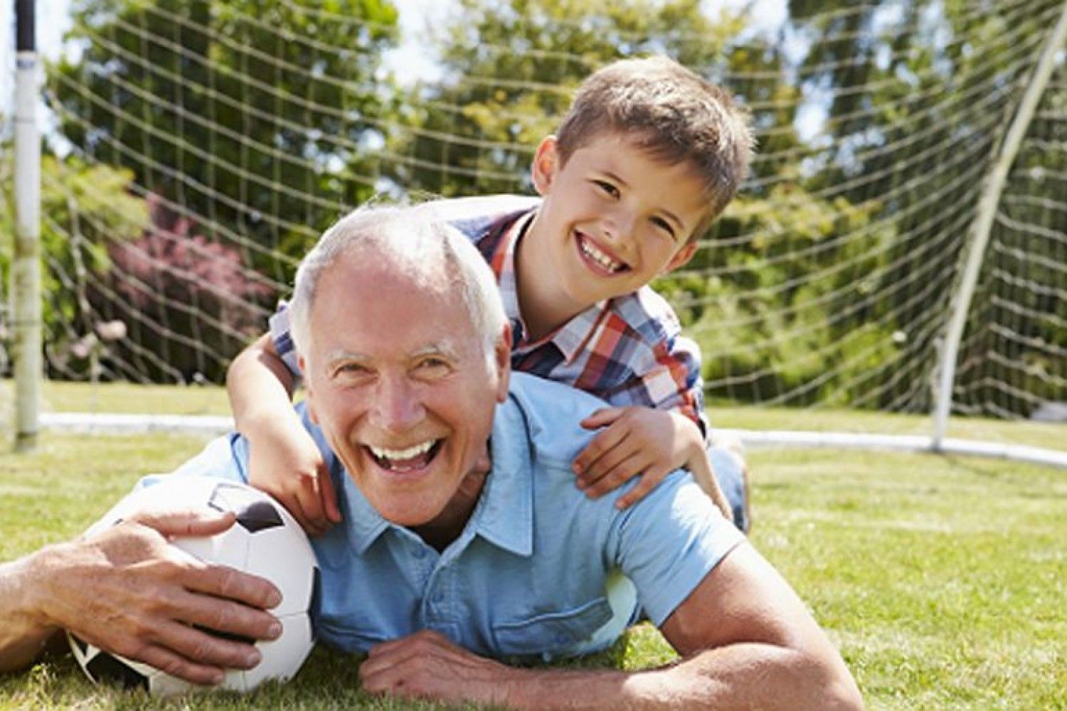 Дед с внуком футбол