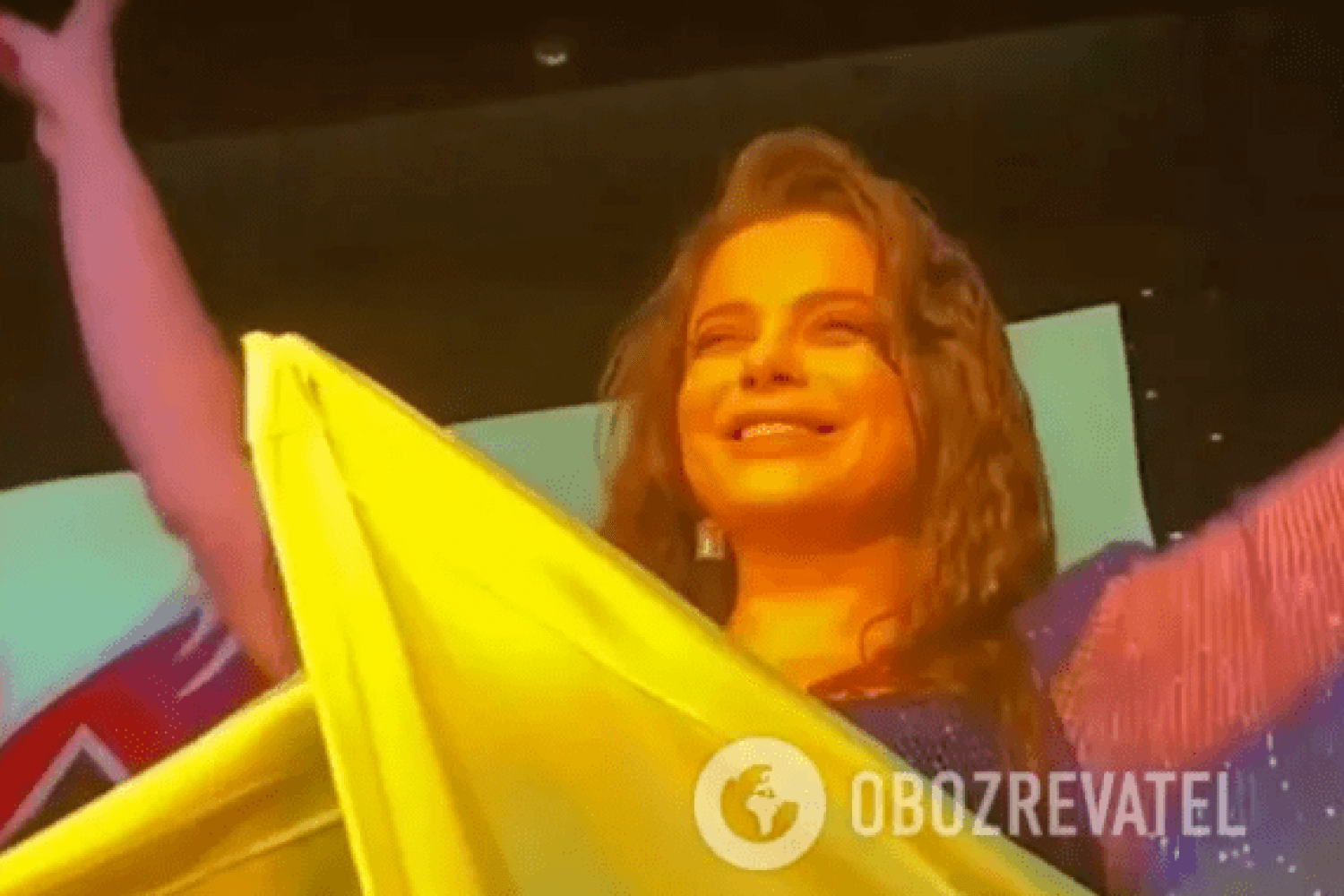 Наташа королева шоу конфетка. Королева выступила в цветах украинского флага. Королёва Наташа в платье цвета украинского флага. Королева с флагом Украины. Украинские Певцы.
