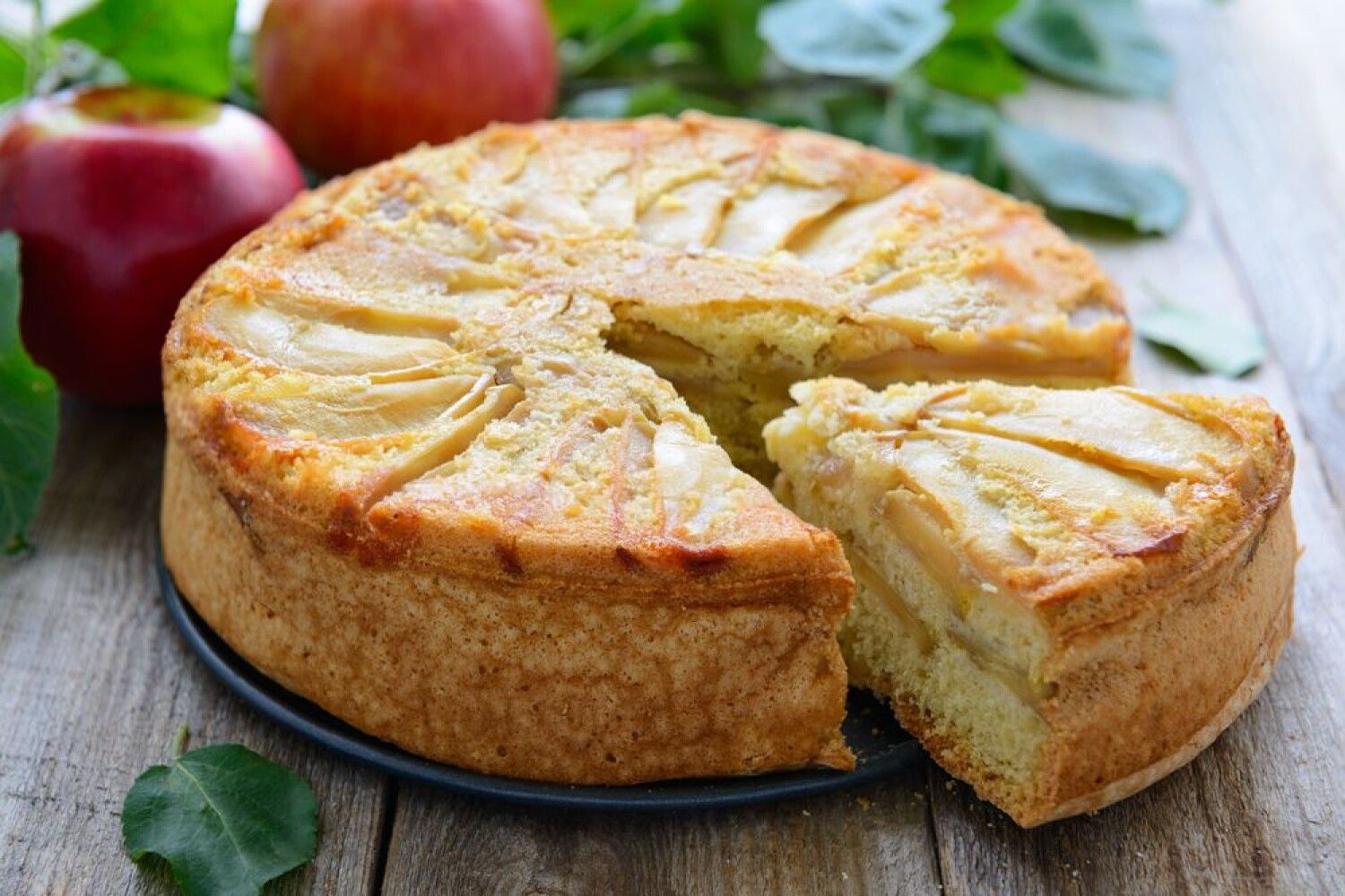 Приготовление пирога вкусно. Яблочный пирог шарлотка. Яблочный пирог рецепт шарлотка.