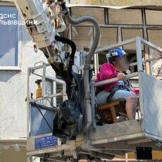 Ракетний удар по Львову: з-під завалів дістали 93-річну жінку
