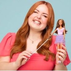 Лялька із тростиною: компанія Mattel випускає першу незрячу Барбі