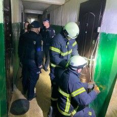 У Луцьку рятувальники відчинили двері до квартири, де була заблокована дитина
