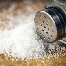 Назвали головні ознаки, чому сіль – дуже шкідлива