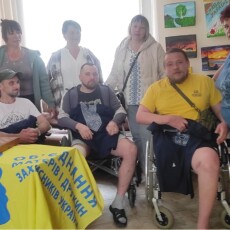 На Волині вдови Героїв подарували вишиті сорочки для поранених Воїнів