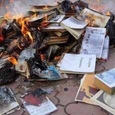 Спалені книжки: так виглядає «денацифікація»  України від росіян