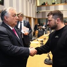 Орбан і Зеленський після рукостискання емоційно поговорили на полях саміту Євросоюзу (Відео)