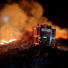 Житель Волині, спалюючи суху траву, ледь не згорів сам