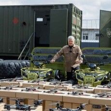 Півтисячі FPV-дронів і квадроцикли для евакуації – Порошенко знову їде на фронт з допомогою