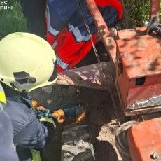 На Волині рятували чоловіка, якому затиснуло ногу в шнеку комбайна