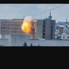 Російський дрон влучив у будівлю ОВА в Сумах