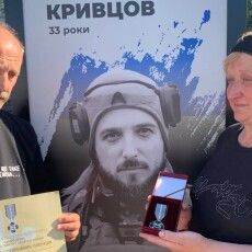 Батьки загиблого воїна Максима Кривцова «Далі» принесли нагороду сину на Алею Героїв у Рівному (Фото)