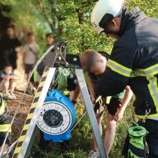 За крок до трагедії: в обласному центрі Волині 14-річний підліток упав у колекторний колодязь