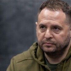З Андрія Єрмака зняли електронний браслет, бо він загрожував… його життю та здоров’ю