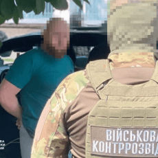 Допомагали оформити документи на виплату родинам загиблих воїнів, а потім вимагали у них половину суми