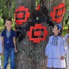 Діти одягнули луцькі дерева у вишиванки
