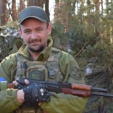 Заслужений артист України з Волині замінив мікрофон на кулемет 