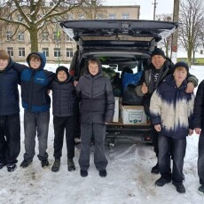 Команда вчителя з Волині Романа Франчука виготовила і передала на фронт вже 26 тисяч окопних свічок!