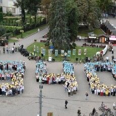 В обласному центрі Волині сотні людей утворили величну цифру