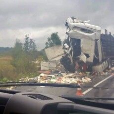 На Волині вантажівки врізались одна в одну: водіїв госпіталізували