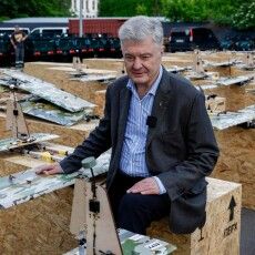 Дипломатія дронів: Порошенко передав військовим чергову партію «аргументів» для ворога