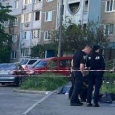 У Києві жінка вистрибнула з 14-ого поверху і вбила собою перехожого