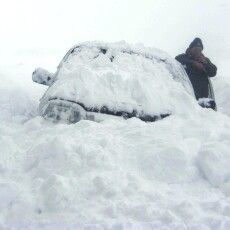 На Волині серед ночі нетверезий водій застряг у кучугурі снігу