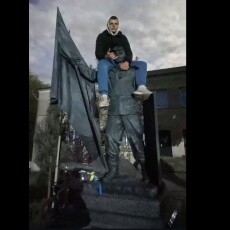 Заради селфі 16-річний хлопець виліз на пам’ятник Герою Небесної Сотні