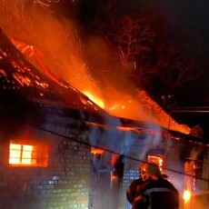 На Волині під час пожежі згоріли сонячні панелі на даху будівлі