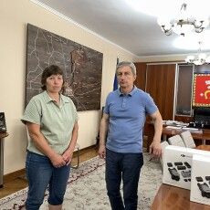 Волинянка возить допомогу на фронт, де воюють її син та чоловік
