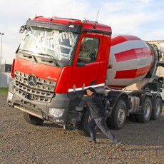 На Волині працівниця митниці не дала перекинутись вантажівці-бетонозмішувачу