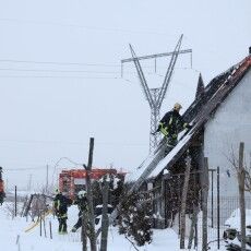 На Волині показали відео, як вогнеборцям вдалося відбити полум’я від житлового будинку