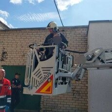 У райцентрі на Волині рятувальники зняли з даху 13-річного хлопця