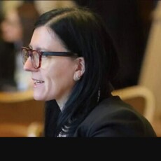 «Якщо не знаєш мови, курва, то повертайся в Україну»: польську депутатку відсторонили через образи таксиста з України
