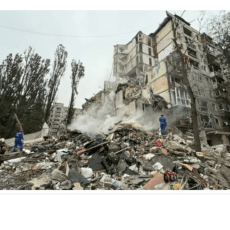 Жахлива атака росіян на Київ: ракета зруйнувала під’їзд будинку, є загиблі і поранені