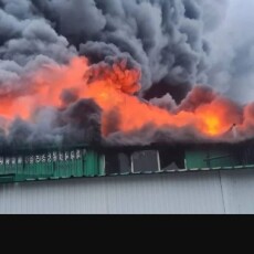  На Волині після удару російської ракети «Герань-5» по підприємству вирує сильна пожежа