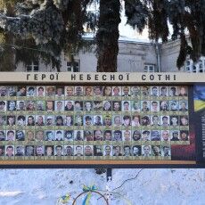 Сльози, молитви та квіти: Луцьк на колінах вшанував Героїв Небесної Сотні