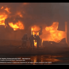 Полум’я сягало неба: на Волині показали відео, як ліквідовували пожежу після російської атаки