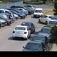 На Волині пані «поцілувала» чужу машину і втекла (Відео)