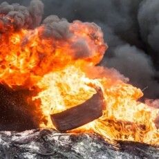 У селі на Волині молодь влаштувала вогняне «шоу» на Великдень