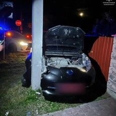 У Луцьку неповнолітній водій тікав від патрульних і врізався в стовп 