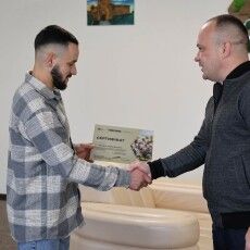 У Луцьку вручили сертифікат на житло ветерану, який втратив ногу на війні 