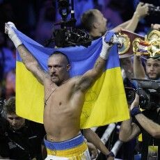 Боксер Усик стрибнув у басейн і заявив, що йому не подобаються деякі фрази з українського Гімну