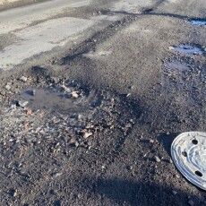 Використають «холодний асфальт»: на Ковельщині, попри зиму, ремонтуватимуть дорогу (Фото)