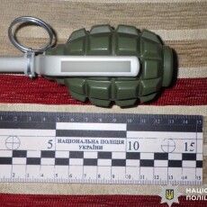 На Рівненщині п'яний чоловік погрожував дружині та дітям гранатою