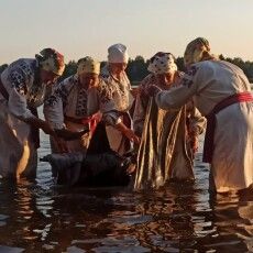 У Шацькій громаді телевізійникам зі Львова показали, як… прати полотно в озері  