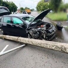 В обласному центрі Волині легковий автомобіль збив електричний стовп