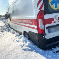 На Волині визволяли зі снігового полону карету швидкої допомоги